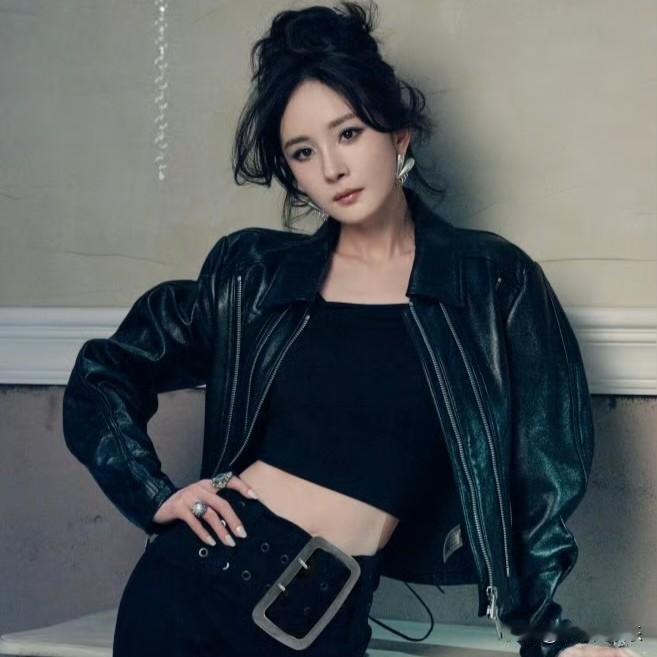 杨幂的复古辣妹风总能掀起时尚热潮。她身着漆皮单肩裙搭配星座丝袜，单肩设计凸显肩颈