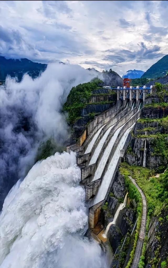 美国NASA研究团队曾发现，三峡大坝工程已造成地球自转轴位移，令地球极点位置移动