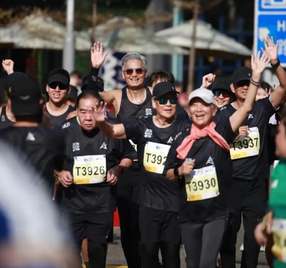 大晚上的，被香港几位“70后”感动到了。居然跑完了马拉松10公里，他们是：周润