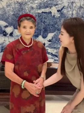 离婚才半年，杨子新欢就登堂入室！黄圣依的体面碎干净了​​​