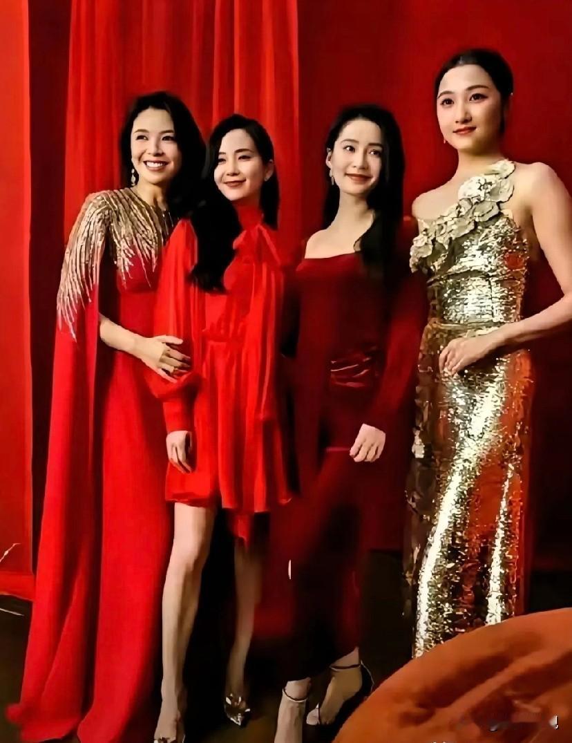 仔细看，左边的是明眸善睐的刘涛，左三是细眉飞扬的李沁，最右边是楚腰卫鬓的关晓彤。