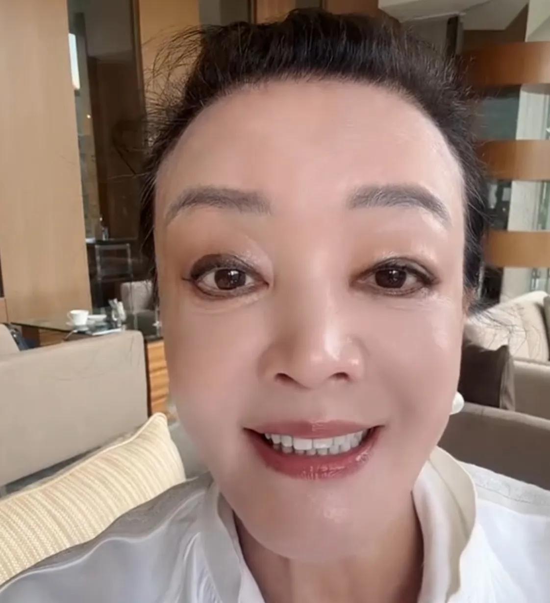 68岁兰姐独自出国谈合作，太飒了，太令人佩服了，果然是兰姐老将出马，样样