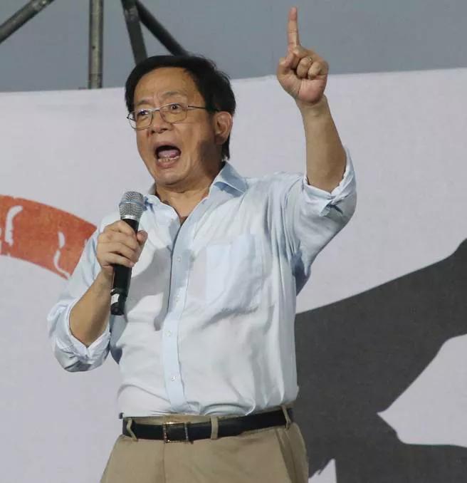 国民党选前之夜凯道登场，蓝营大咖轮番上阵，台大前校长管中闵激情喊话，让我们用这次