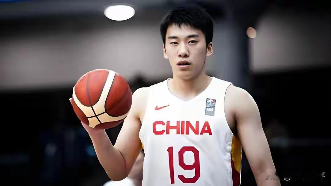 三大球星归队，补齐了中国男篮最后三块短板，中国男篮未来可期！内线，在美国NBA