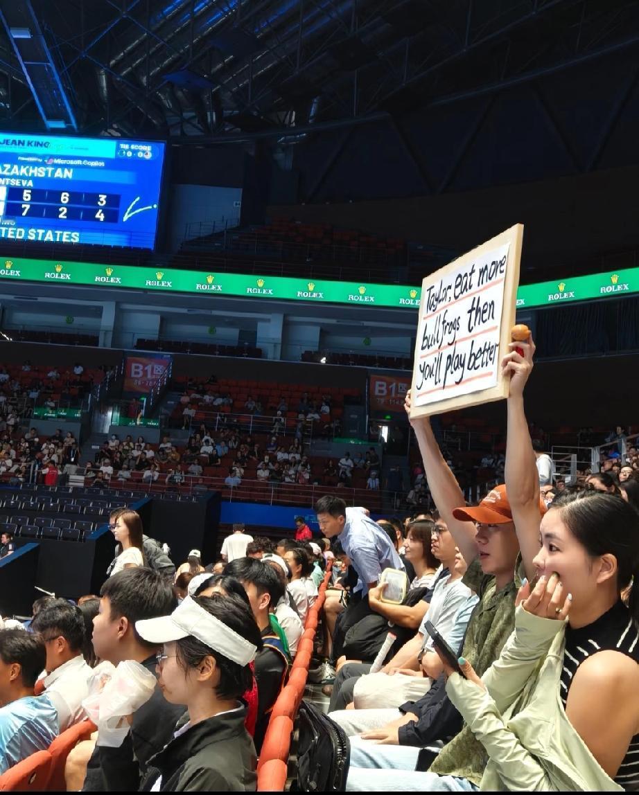 活该被嘘！美国网球选手汤森德前段时间因为嘲讽中国菜，一下子把自己送上了风口浪尖。
