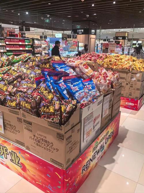 真正的有钱人是不会去买零食的，零食真的只有穷人在买，一代一代地买，不停地买。本来