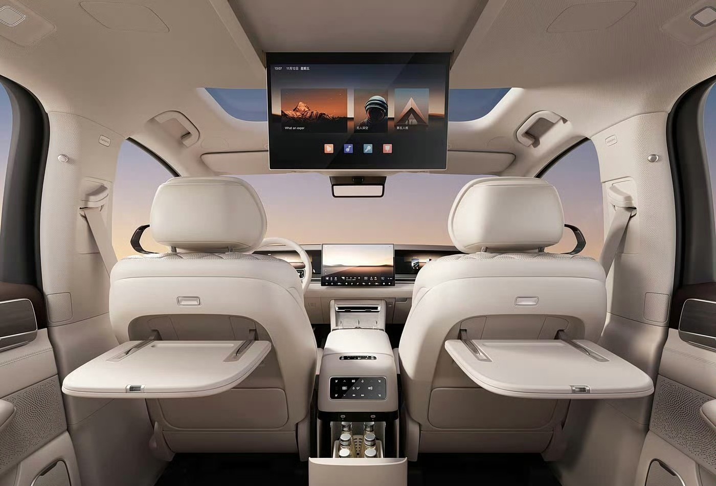 北京车展E3馆今天挤到什么程度？我有个媒体朋友说，他想拍张大唐的侧面照，举着手机