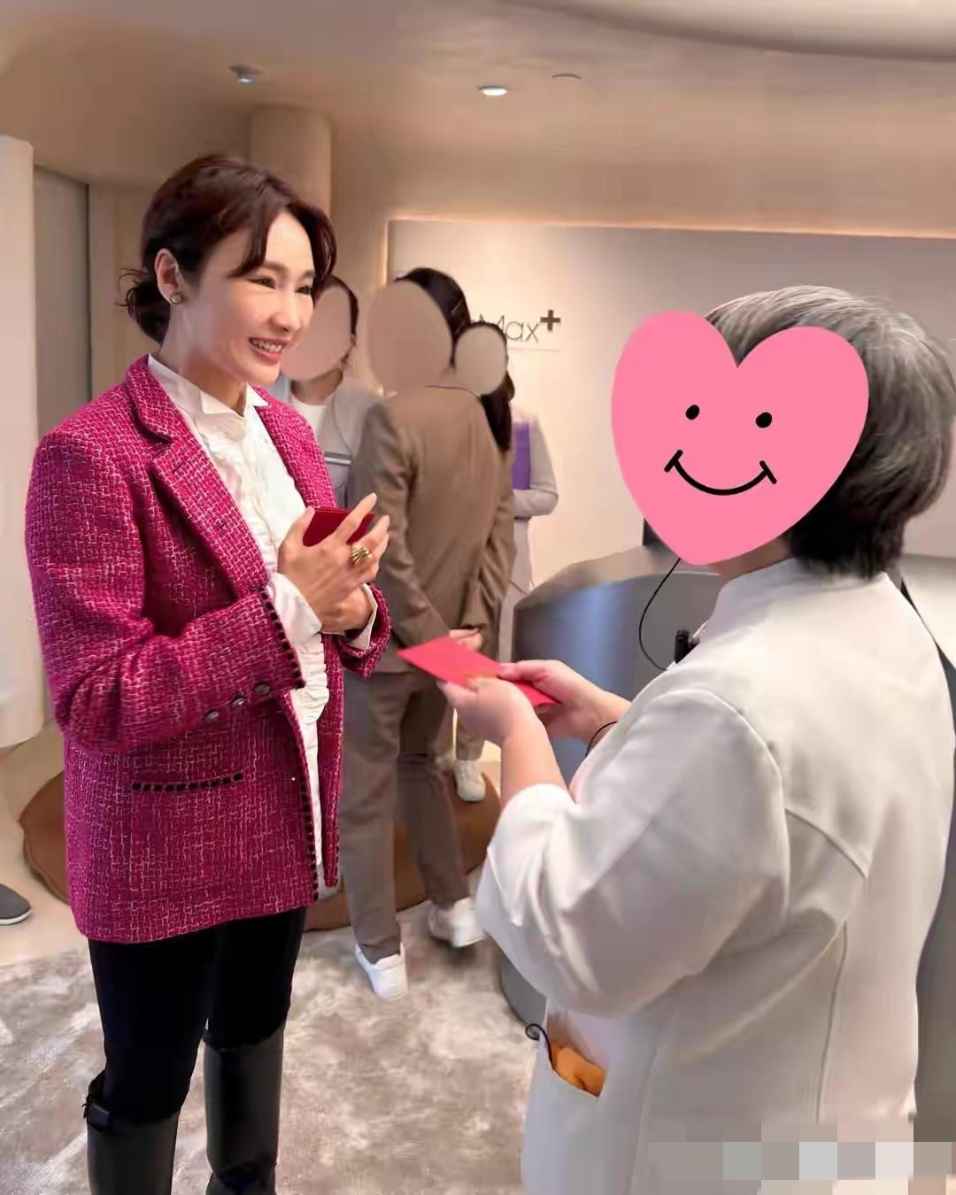 黎姿暖心派发开工红包！大年初七，女神亲自为员工送上新年祝福，祝愿大家在新的一年里