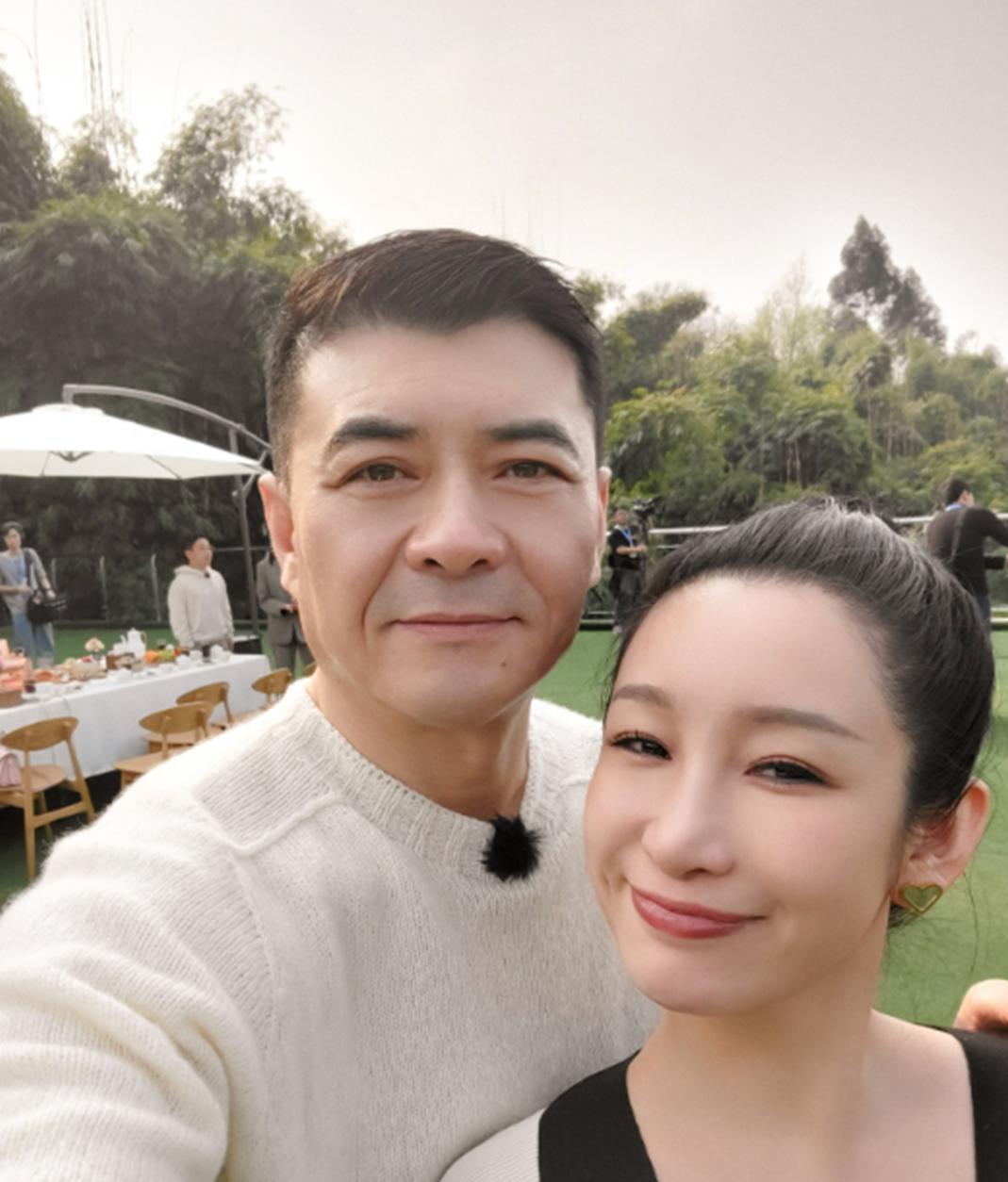 秦海璐一家三口幸福出游，画面温馨又治愈！10岁儿子高大壮实，老公王新军全程贴心陪