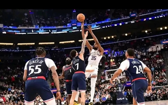 近日，NBA休赛期再爆猛料。火箭、太阳和篮网达成震撼联盟的三方交易，彻底改变