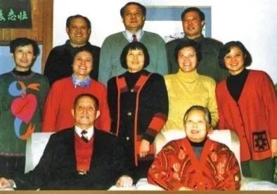 “六星上将”家庭照，妻子是老红军，育有三子五女，三个儿子分别叫虎、豹、狮，人丁兴