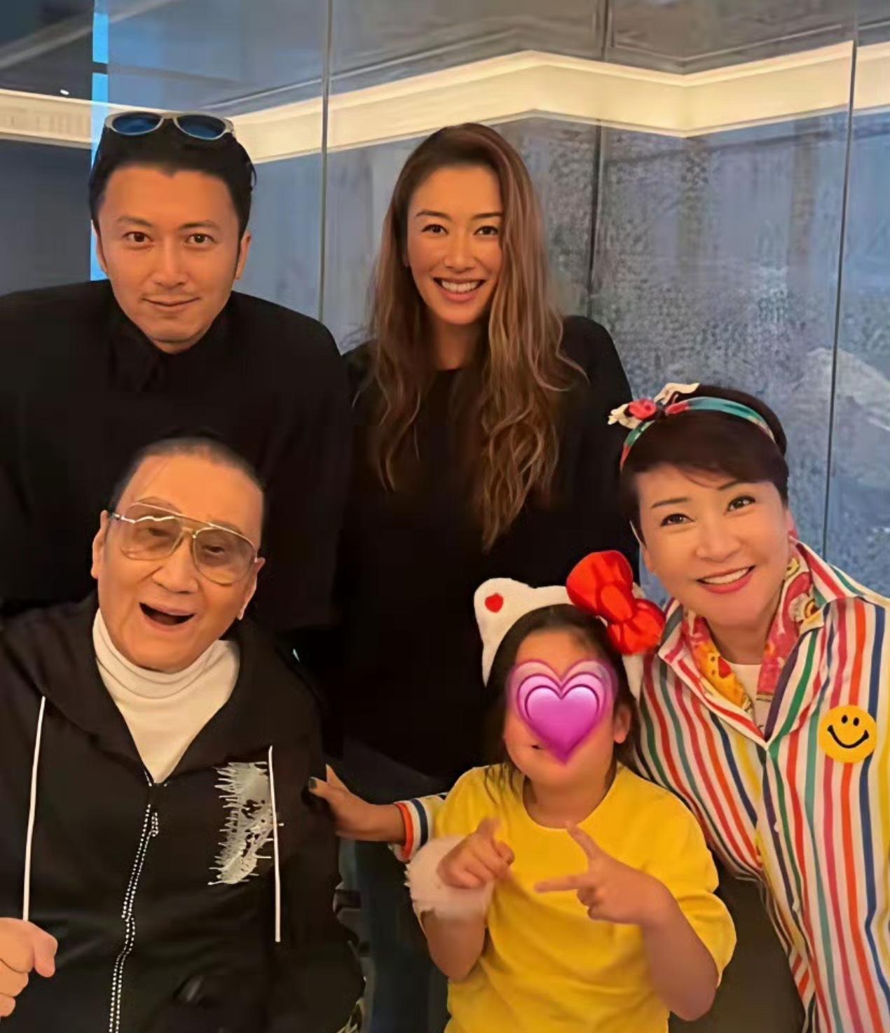 谢贤走了不到半个月，女儿谢婷婷已经在加拿大晒出了聚会照。照片里她笑得挺灿烂，老公