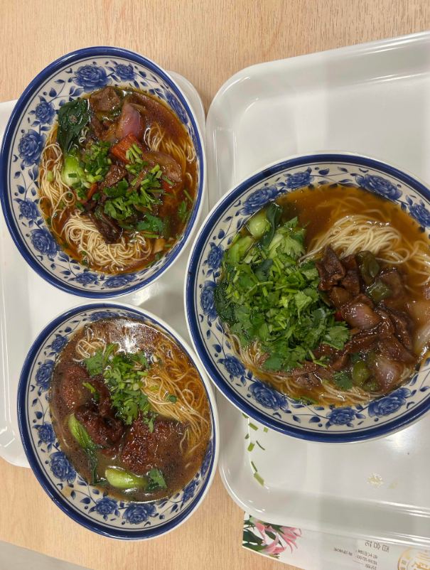 左边：上海博物馆的三碗面，102元右边：自己做的牛肉面，成本30元