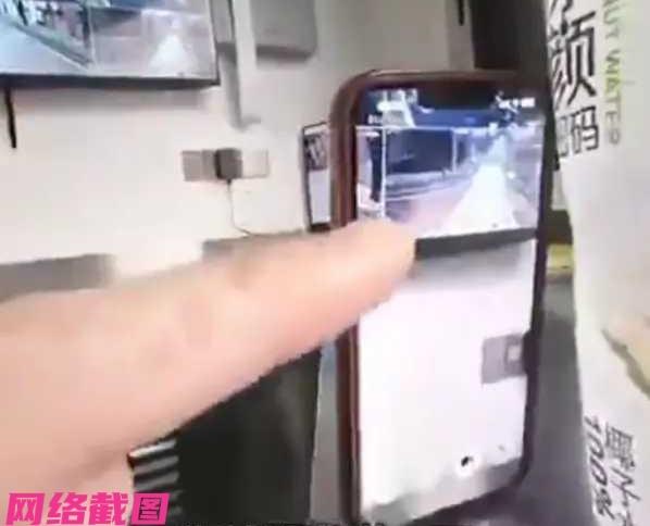 有名保安男子在保安室里，做着查看大门车辆进出情况的记录，但他还是有想法的人。