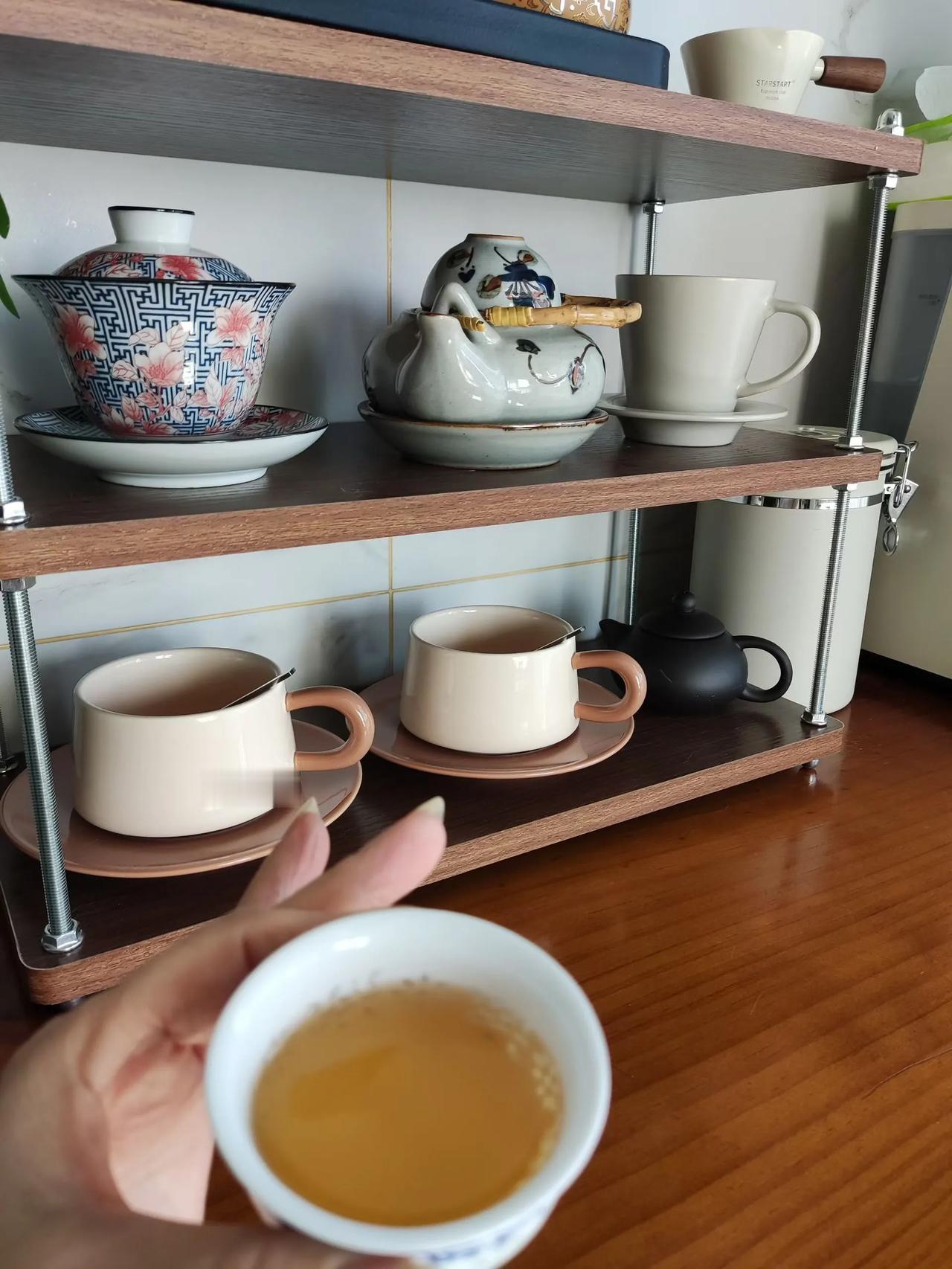 退休之后，家便成了我的整个世界……退休以后，老年大学、广场舞、麻将之类的，我一