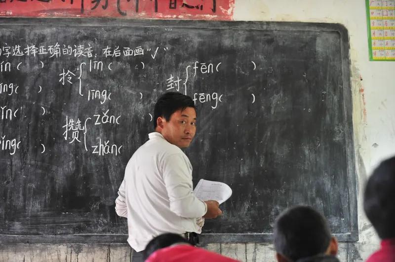 学校里的老刘老师，1971年出生；1987年，刘老师初中毕业，考上了他们当地的中