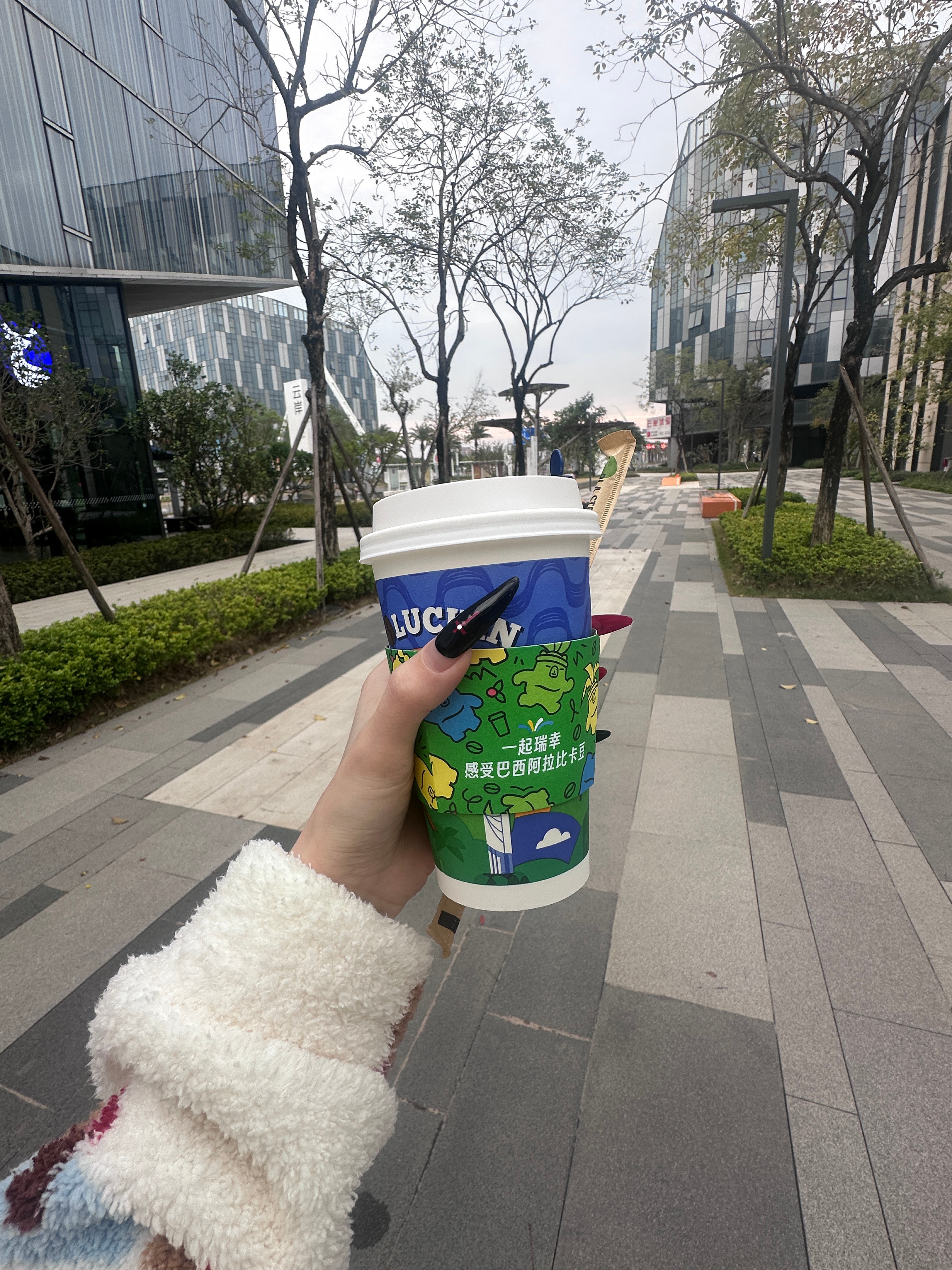 起床点杯咖啡开始上班牛马天呐早上风好大