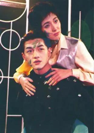 李亚鹏也帅过，图一是他颜值巅峰期。李嫣出生那会，他还是有点小帅的。当年初为人父的