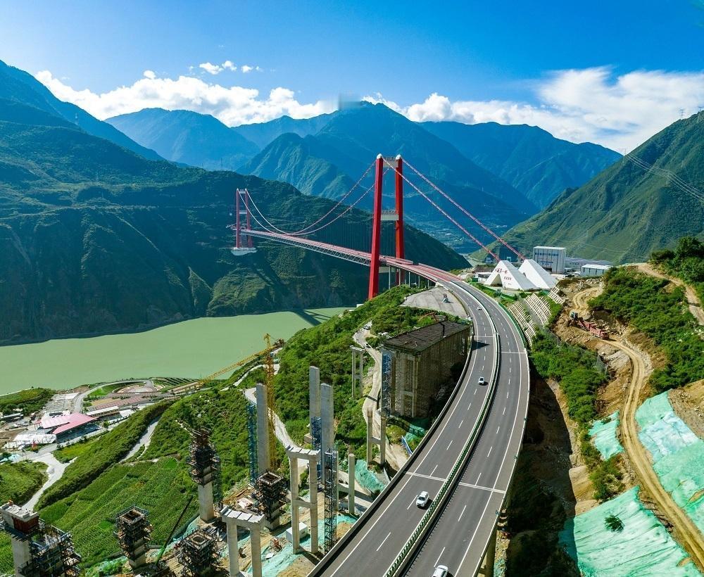 中国高速8年亏空6万亿，美国高速免费却年年盈利！真相是：中国用"贷款修路、收费还
