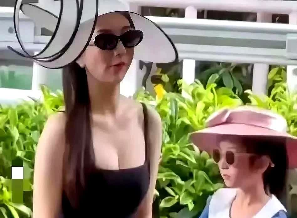 方媛也没想到事情会发展成为这样。本来一家子高高兴兴的去看赛马。方