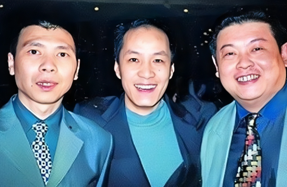 2005年，傅彪在弥留之际拉着冯小刚的手说：“我先走一步了，给哥几个探探路，以后