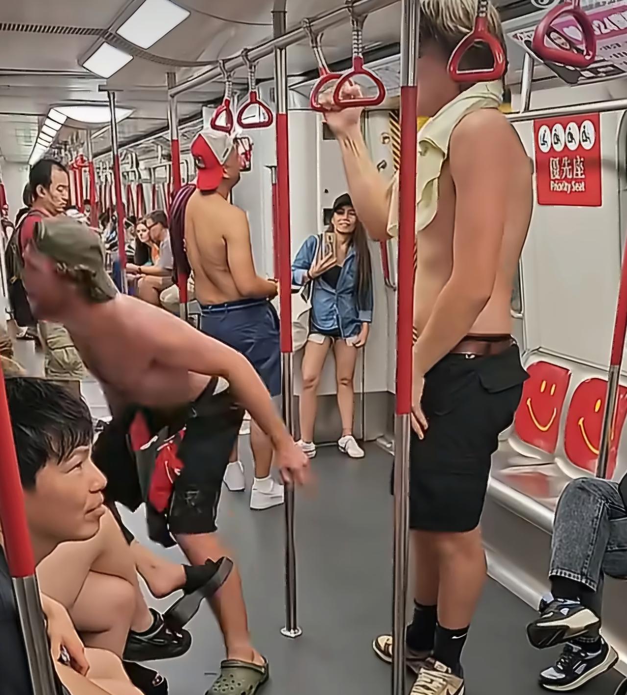 数名外籍男子赤裸上身大闹港铁，让人不禁想起港铁禁止吃东西的规定，黑龙江夫妻就曾以