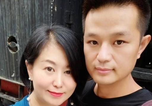 谁能想到，身价不菲的49岁成都女老板，竟倒追34岁的山东搬砖小伙，网恋奔现短短5