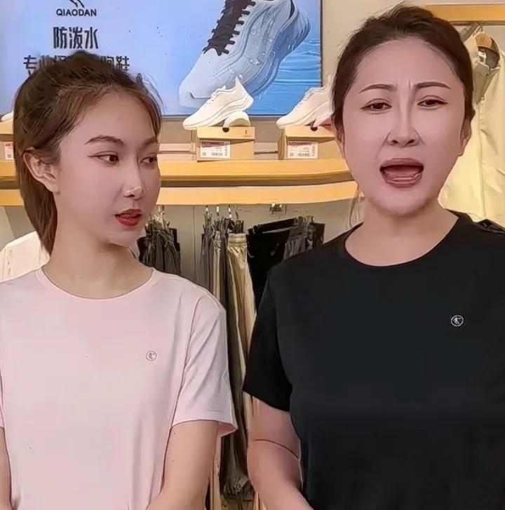 看到此情此景，李琳应该原谅了王亮，因为她的儿子王梓嘉两口子，没有能力，带货还需要