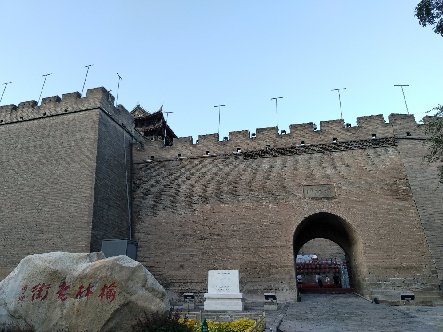 漫步在榆林老街，青砖灰瓦、老楼深巷，恍如隔世。陕西旅游榆林​​​