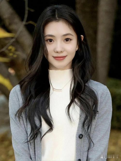 刘浩存的颜值确实自带一种干净又灵动的原生美感，五官舒展、气质清透，自带少女感与故