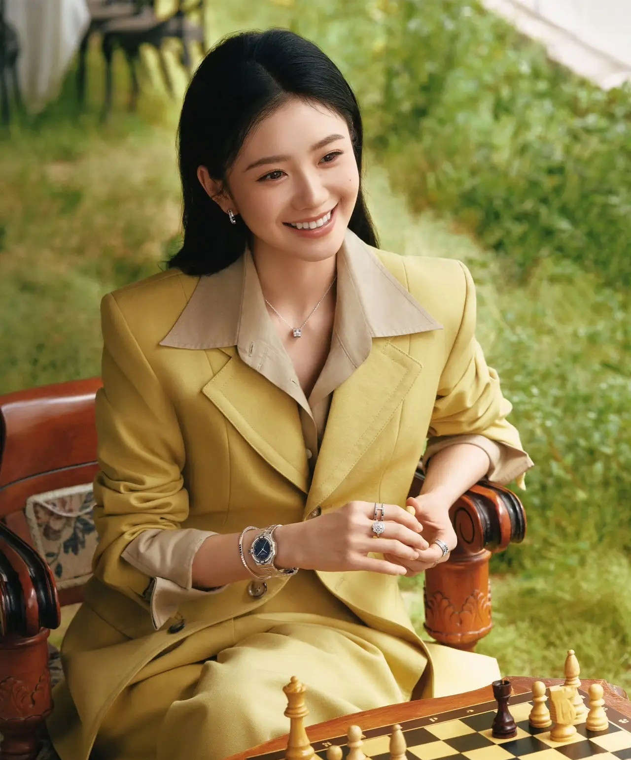 1.刘浩存、鞠婧祎这种都属于很聪明的女艺人，把演员当成工作，不跟圈里人交朋友，没