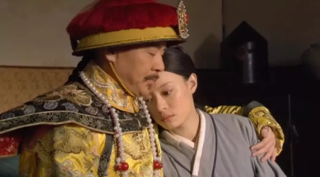 2010年，《甄嬛传》开机，第一场戏就是在甘露寺甄嬛跟四郎的亲热戏。陈建斌对孙俪
