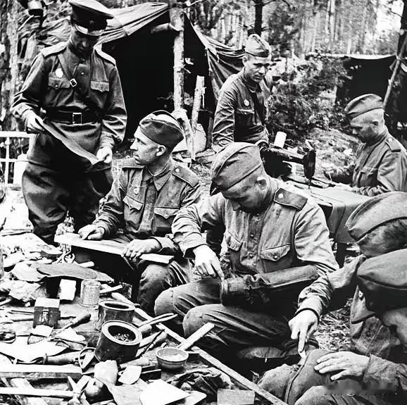 二战时候冬天生产军鞋，苏联就比较聪明，苏联生产的一种统一的大码鞋，全军一个码，一