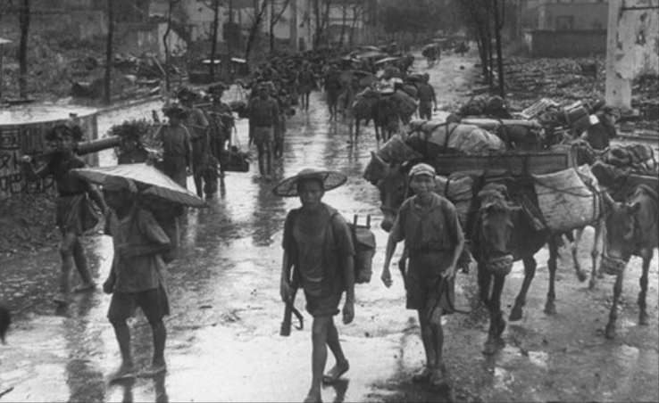 1937年10月，一支奉命前往淞沪战场支援的川军，拿着钱在南京的街头买胶鞋、吃卤