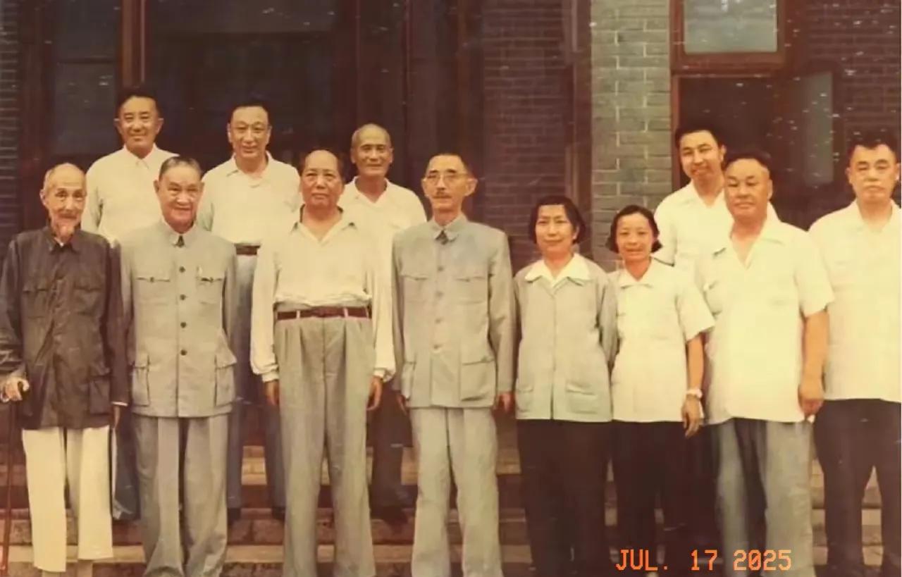 历史老照片分享。1959年，毛主席在长沙与李淑一等人，在一起的一张合影照片，见