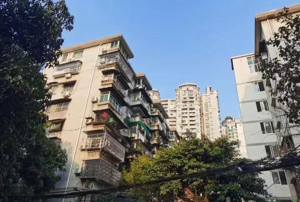 湖北鄂州，男子花55万在一女子手中购买了一套二手房。2年后，男子意外得知，女子母