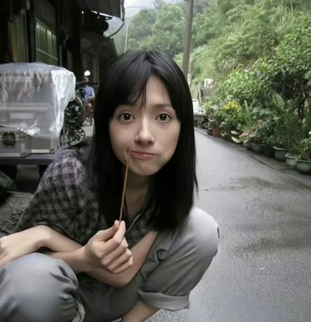 郭碧婷有点那种，天生美貌所以特别不在意美貌的感觉，因为她拥有那种美女的松弛感，所