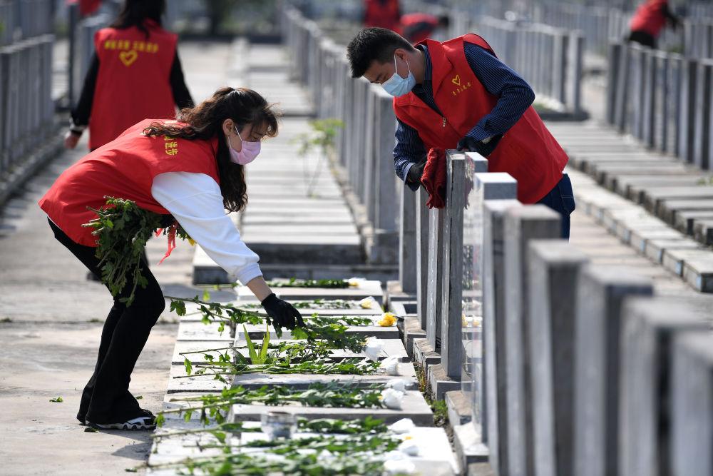 离谱！离婚30多年，女子扫墓发现自己名字被刻在前婆婆墓碑上都说离婚即是两清
