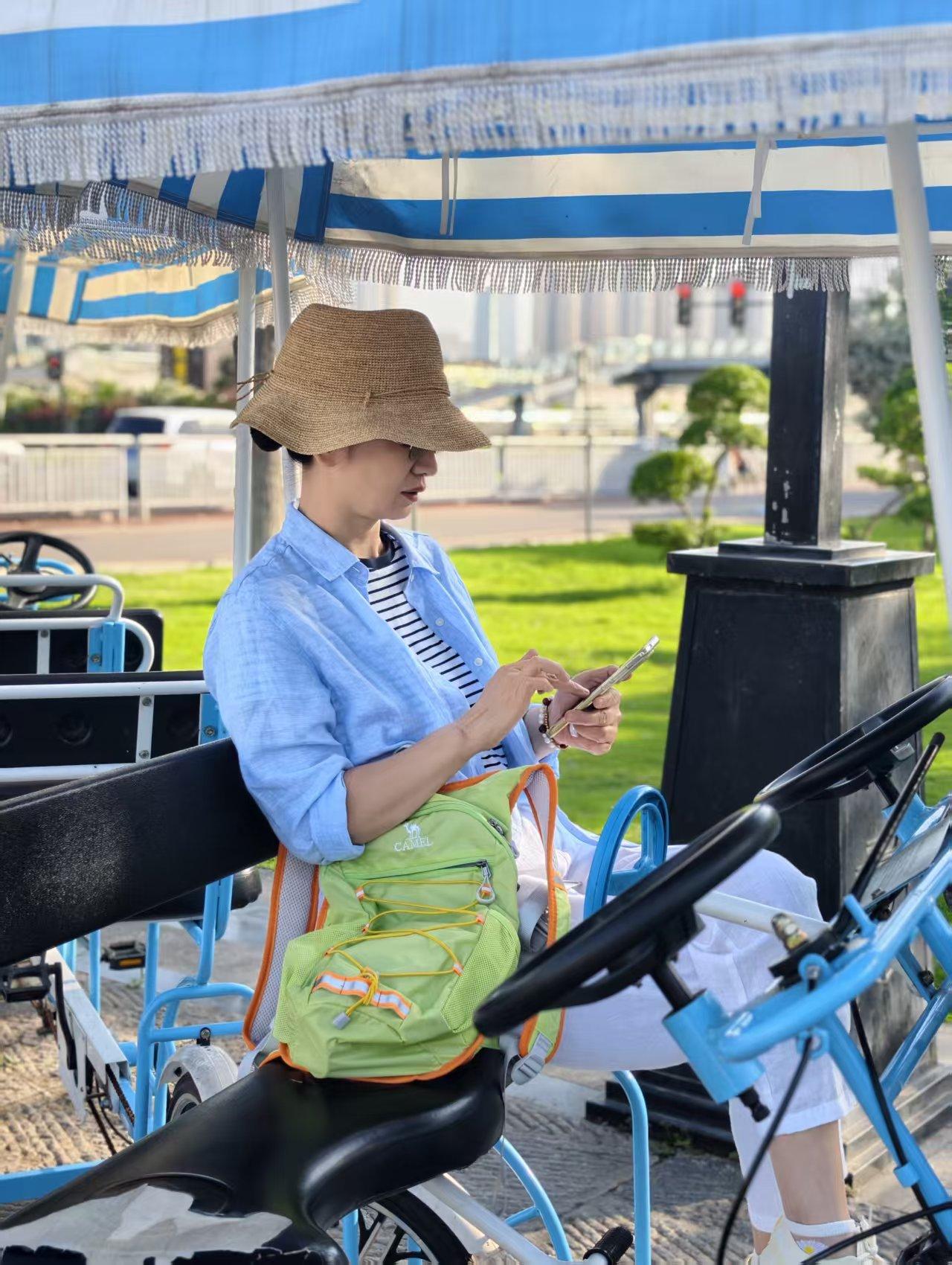 优衣库的亚麻衬衫真心不错，249元，做工好颜色款式正，比网上某些的强太多了。