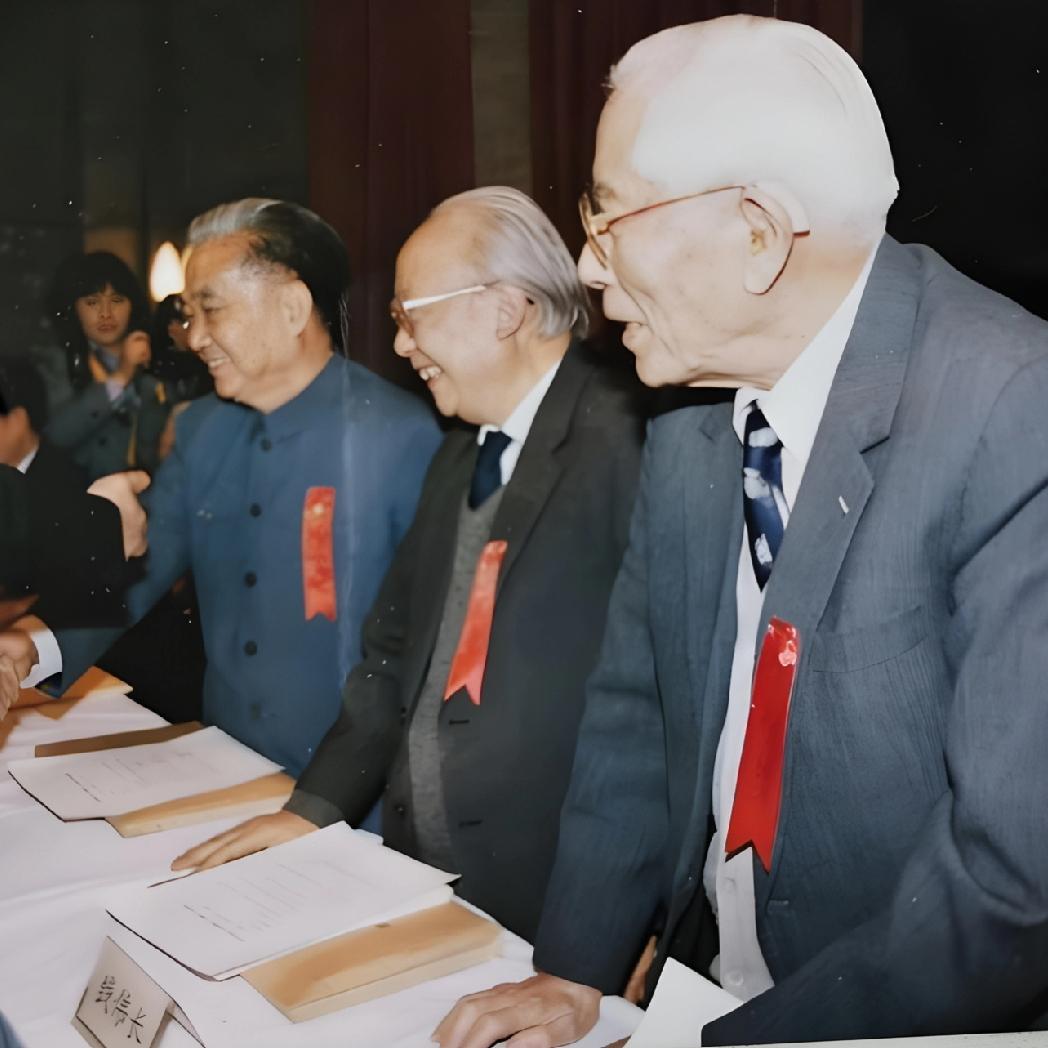 1991年，彭佩云的丈夫王汉斌，参加清华大学建校80周年庆祝大会，同钱伟长院士、