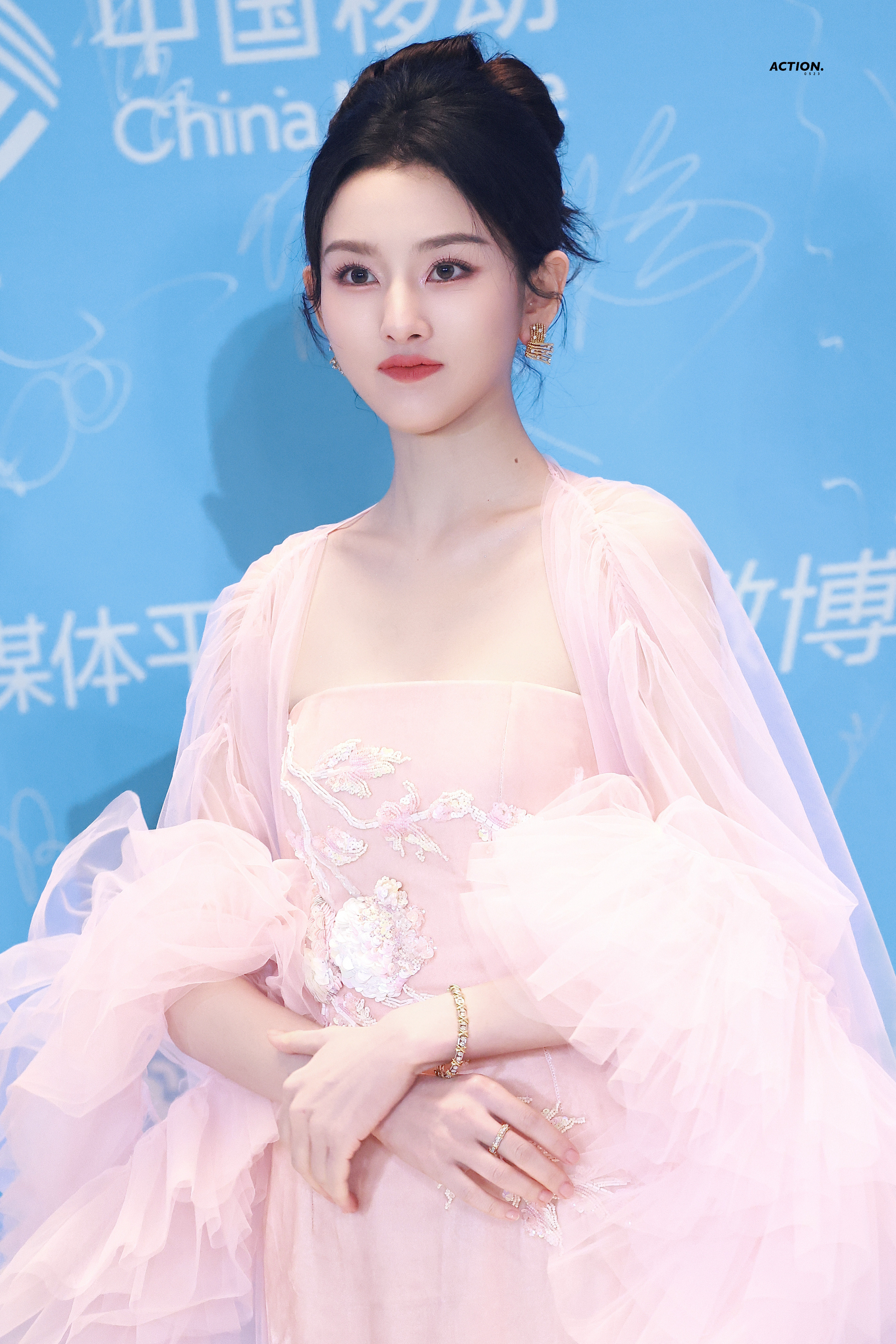 宋祖儿柔粉纱裙衬温婉，眉眼间藏着江南的柔与俏，一颦一笑皆是温柔模样✨内场的宋