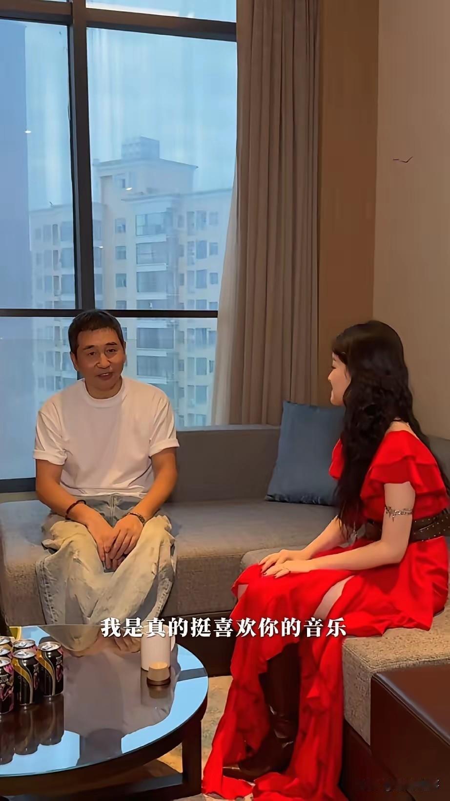 王睿卓这次没站上台前说话，反而比开口更让人记得住。不是因为她唱得有多惊艳，也