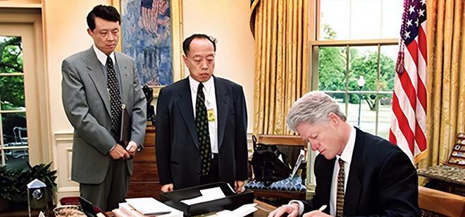 1999年“炸馆”事件发生后，克林顿向中国道歉，李肇星说你得写下来。克林顿说你承