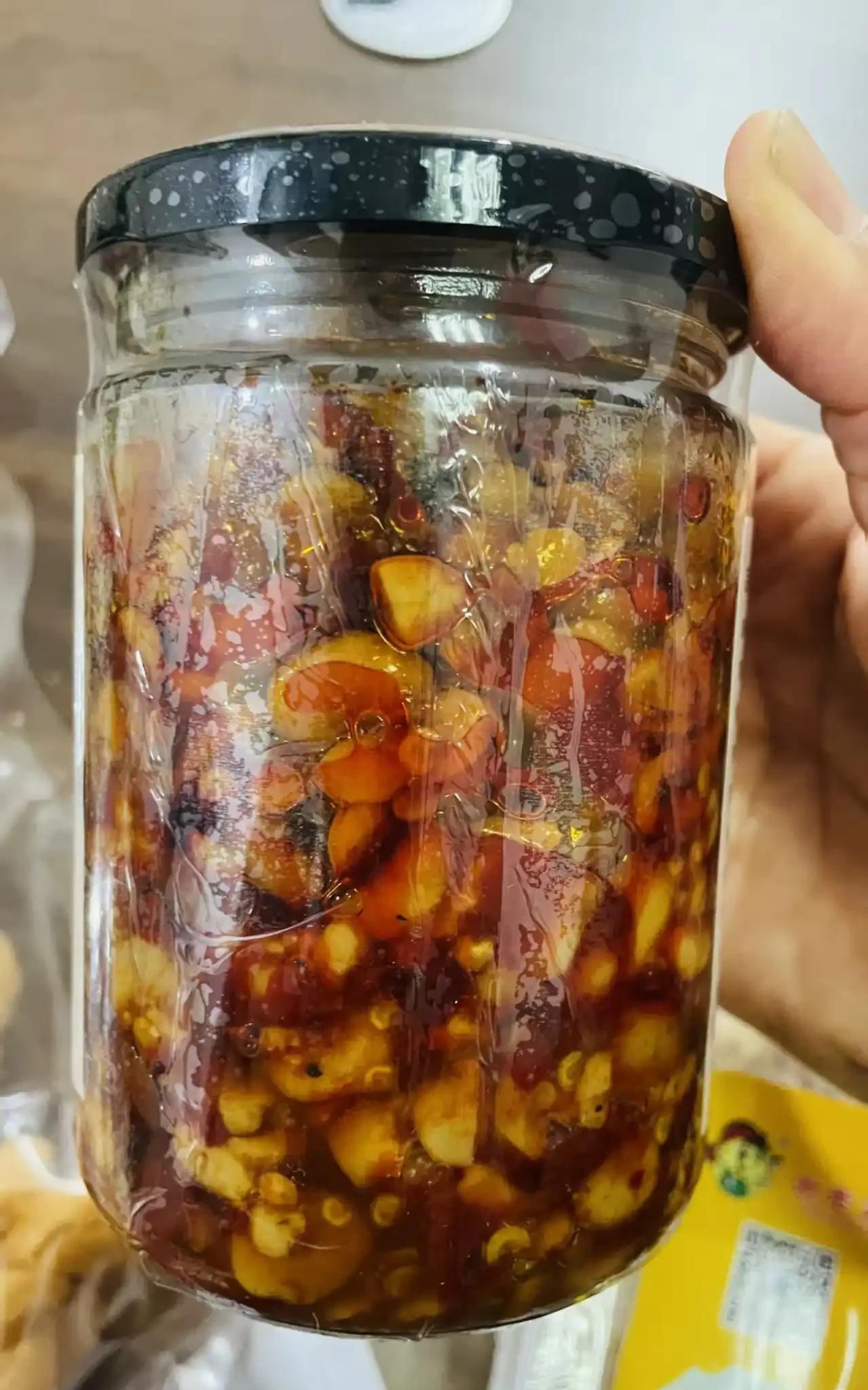 89岁的婆婆拿着一瓶开了口挖了几勺的蚕豆酱，走到我老公跟前。说了一句“这个给你吃