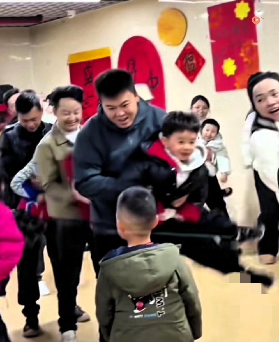 嫁对人，看的就是这种下意识的温柔陕西一女子晒出的画面，真的戳中了无数人的心巴