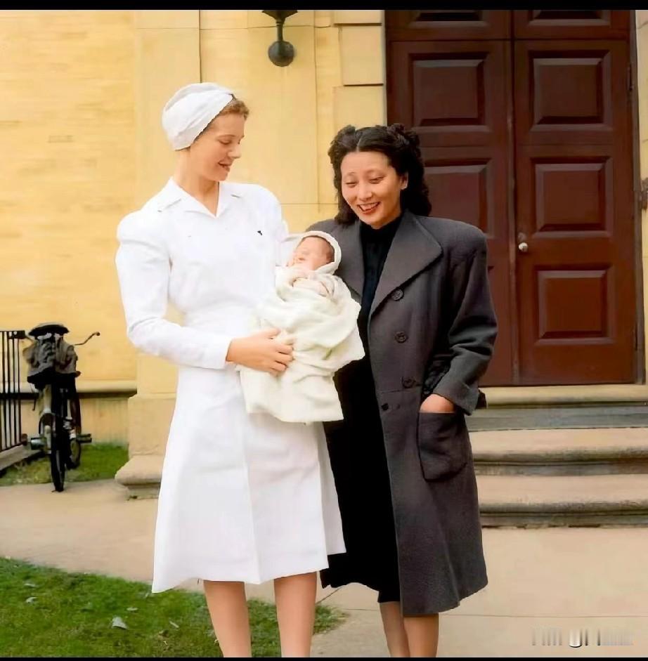 1948年10月，钱学森与蒋英第一个孩子出生，刚分娩完的蒋英，拖着虚弱的身体走出