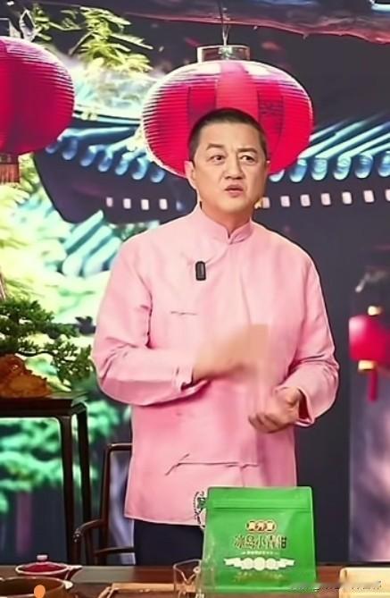 李亚鹏仗义执言力挺董宇辉。1、董宇辉主动通过中间的朋友第一时间捐款。2、董宇