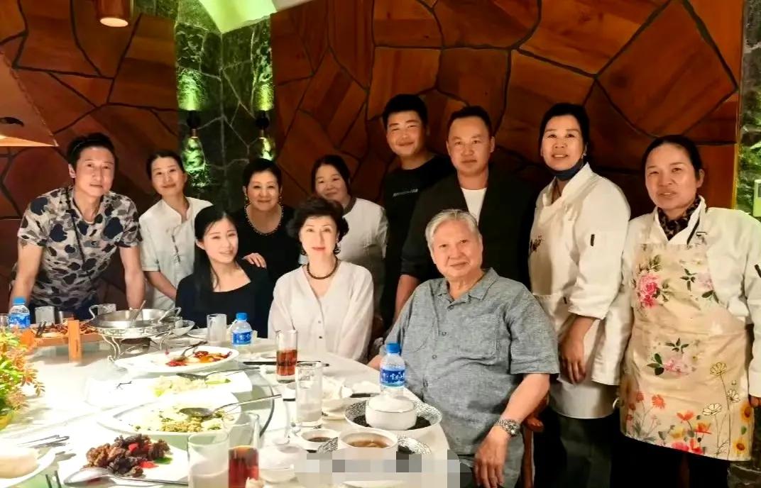 洪金宝全家福来了，大哥大雄风犹在！洪金宝全家人在饭店用餐的的图片，大哥的妻子