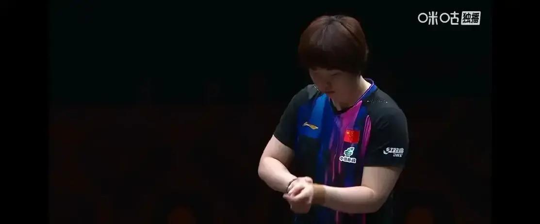 总决赛一开灯，蒯曼先绑手，王曼昱扶着腰。镜头扫过去，全是胶布和护腰，像进了康复科