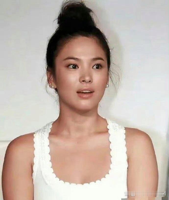 考古，刚出道的宋慧乔也很壮实啊，刚出道时也是肉肉的，不过看着真年轻自然